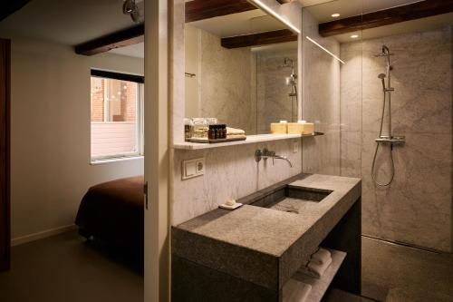 een badkamer met een wastafel en een douche bij Business Guesthouse in Groningen
