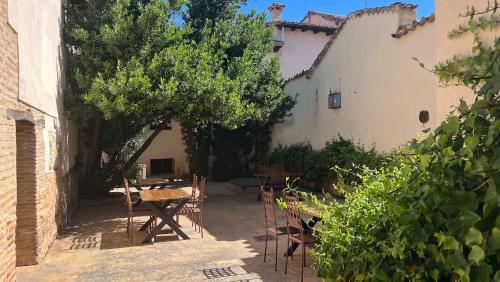 トロにあるPalacio Rejadoradaのパティオ(テーブル、椅子付)