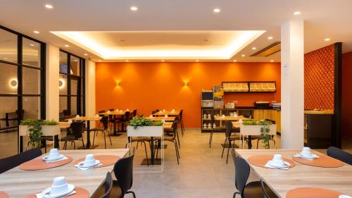 un restaurant avec des tables et des chaises dans une salle dans l'établissement Hotel Made inn Faro, à Faro