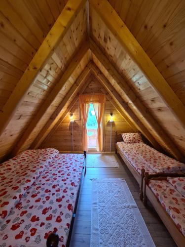 um quarto com 2 camas num sótão em Nika em Nova Varos