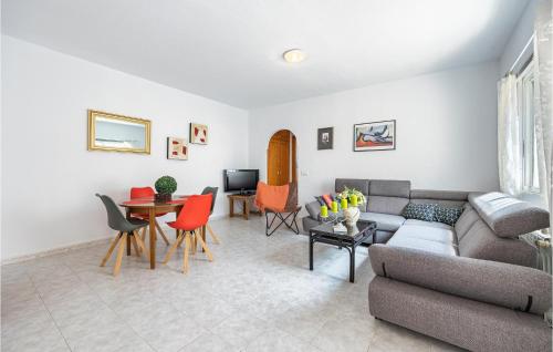 ein Wohnzimmer mit Sofa und Tisch in der Unterkunft Cozy Apartment In Cautivador With Wifi in Cautivador
