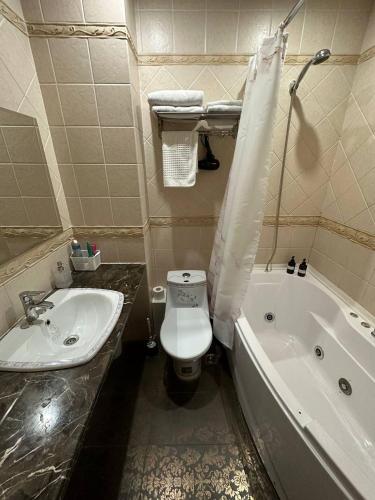 Ένα μπάνιο στο Altyn Adam Hotel