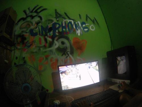 a room with a computer and a wall with graffiti at Pemandangan sungai opak in Pundung