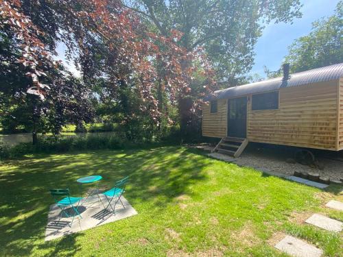 A garden outside Lingfield Shepherds Hut