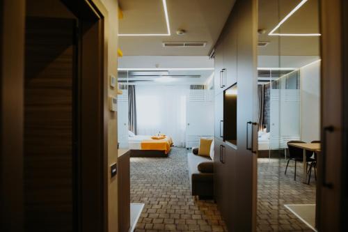 a hallway of a hotel room with a bedroom at Hotel Epic Centrum in Cisnădie