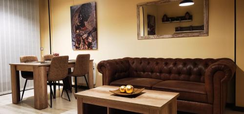 uma sala de estar com um sofá e uma mesa em APARTAMENTO ALES II em Arenas de San Pedro