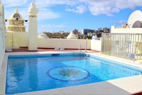 ein Pool auf dem Dach eines Gebäudes in der Unterkunft Penthouse in Puerto Marina Benalmádena in Benalmádena