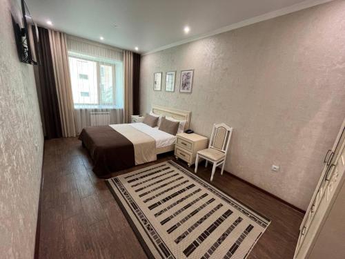 Ένα ή περισσότερα κρεβάτια σε δωμάτιο στο Altyn Adam Hotel