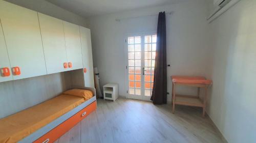 ヴィアレッジョにあるCasa della pinetaのベッドとテーブル付きの小さな部屋