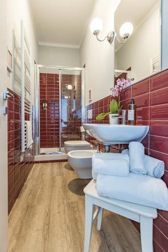 a bathroom with three sinks and two toilets at B&B La Cornice in San Gimignano
