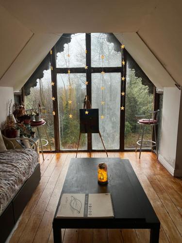 un soggiorno con tavolo e una grande finestra di Lough Rynn Home a Mohill