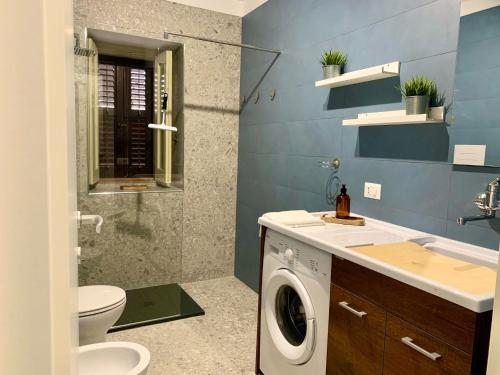 La salle de bains est pourvue d'un lave-linge et d'un lavabo. dans l'établissement Casa vacanza La Cuphea, à Marina di Ragusa