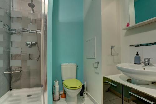 une salle de bain avec toilettes, lavabo et douche dans l'établissement Le Montespan- Saint Cyr, à Saint-Cyr-lʼÉcole