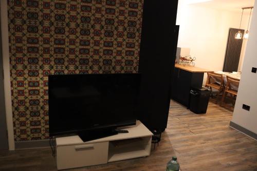 einen Flachbild-TV auf einem Stand in einem Wohnzimmer in der Unterkunft Three Kings Luxe Escape in London