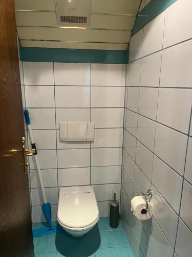 W pokoju znajduje się łazienka z białą toaletą. w obiekcie Santa Lucia Apartment Afritz w mieście Gassen