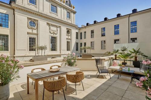 een patio met een tafel en stoelen en gebouwen bij InterContinental Lyon - Hotel Dieu, an IHG Hotel in Lyon