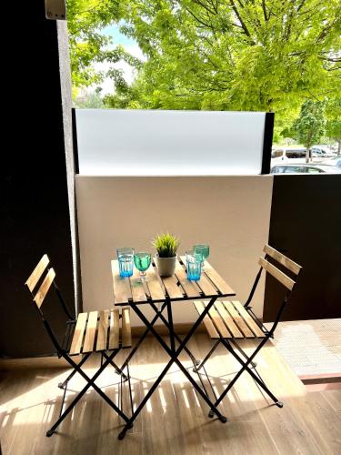 a table and chairs sitting on a patio at Loft RioArga. Comodidad y Estiloa a 5 min Centro. Nuevo!!! in Pamplona