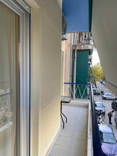 balcone di un edificio con vista su una strada di Elysian - AT067 ad Atene