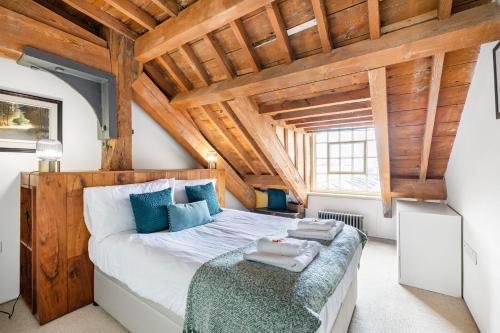 - une chambre avec un lit et un plafond en bois dans l'établissement Luxury 2 bed Apartment in historic Royal William Yard, à Plymouth