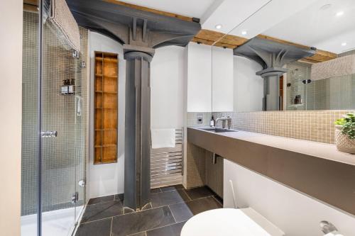 La salle de bains est pourvue d'une douche, d'un lavabo et de toilettes. dans l'établissement Luxury 2 bed Apartment in historic Royal William Yard, à Plymouth