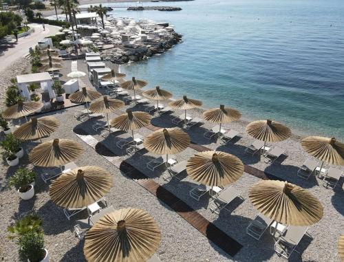 uma vista sobre uma praia com cadeiras e guarda-sóis em Split Znjan Beach 50m ----SeaSun&Relax---- Top Location em Split