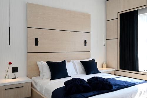 Postel nebo postele na pokoji v ubytování Cribs on Main
