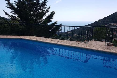 - une piscine bleue avec vue sur l'océan dans l'établissement Proche monaco, Appart 4 pers La Turbie, vue mer, piscine, garage, à La Turbie