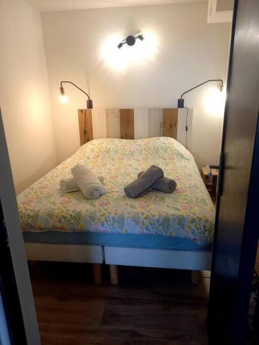 une chambre avec un lit avec deux oreillers dessus dans l'établissement Proche monaco, Appart 4 pers La Turbie, vue mer, piscine, garage, à La Turbie