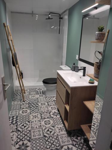 een badkamer met een wastafel en een toilet bij Ty Cado in Belz