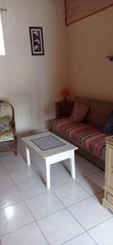 salon z kanapą i stolikiem kawowym w obiekcie Chambre w mieście Pontaubault