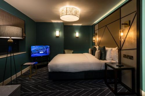 Una cama o camas en una habitación de Seven Hotel