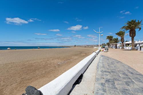 2BR Terrace Home - 10 min walk to the Beach