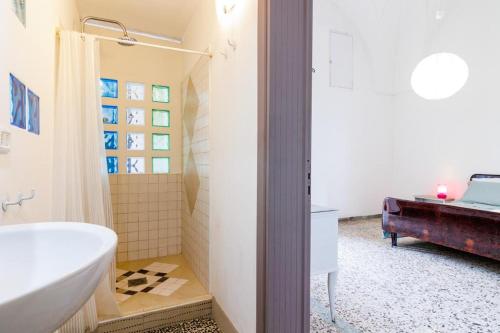 y baño con bañera, lavamanos y bañera. en Appartamento Tevere, en Castrignano del Capo