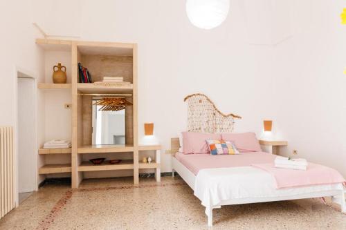 カストリニャーノ・デル・カーポにあるAppartamento Tevereのベッドルーム(ベッド1台、鏡付)