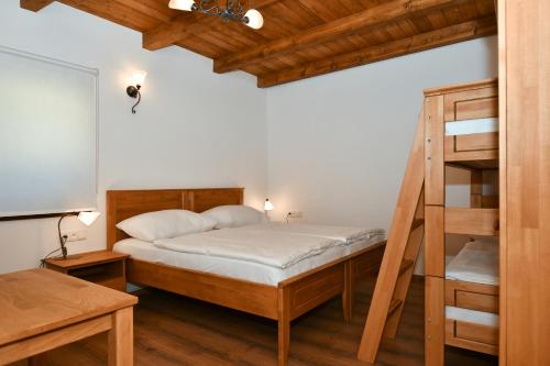 Katil atau katil-katil dalam bilik di Zámek Castle Račice - Podzámčí Undercastle
