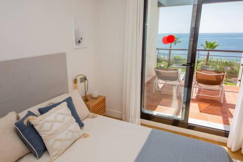 um quarto com uma cama e vista para o oceano em Casares del Mar D1 9 em Casares
