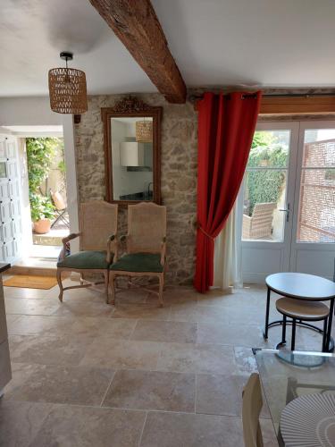 Le Logis des Remparts à l'intérieur de la Cité médiévale, Jardin privé, Parking inclus