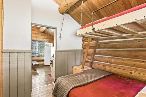 um beliche num quarto com tectos em madeira em Coho Salmon em Soldotna