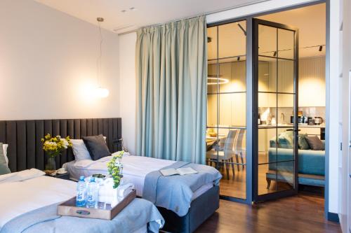 een hotelkamer met 2 bedden en een kamer bij hotelise I Shard Apartment in Jerevan