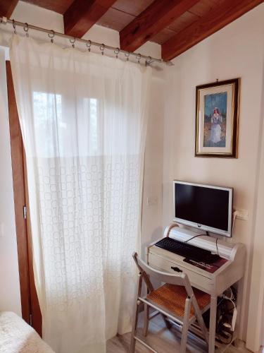 a computer sitting on a desk in a bedroom at La Casa di Antonietta in Fosdinovo