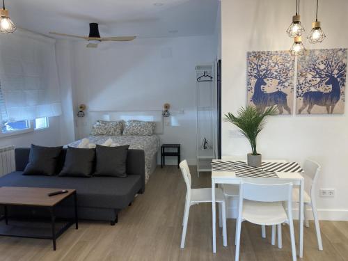 sala de estar con sofá y mesa en Bravo Murillo Apartments, en Madrid