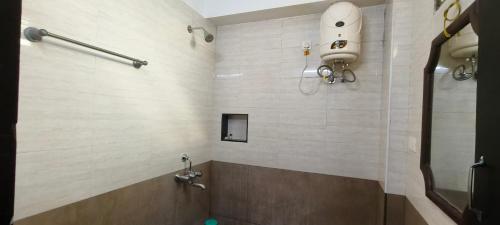 Habitación con baño con ducha y aseo. en HOTEL PIONEER PARADISE en Nāgercoil