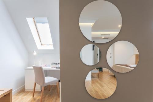 Habitación con 2 espejos en la pared, mesa y silla en Monte Carmelo, en Sevilla