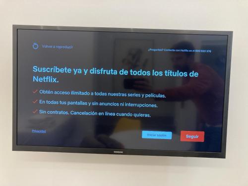 una pantalla de televisión con un sitio web en Nuevo piso Retiro 2, en Madrid