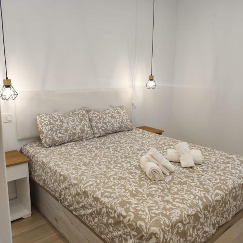 1 dormitorio con 1 cama con 2 toallas en AV. Asturias Apartamento, en Madrid