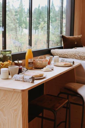 een tafel met eten voor een raam bij Pépiite Terre de Provence - Lodge nature & spa in Châteaurenard