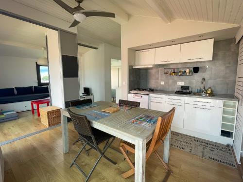 a kitchen with a table and chairs in a room at T2 Toit-Terrasse Canet - Plage à 5 min à pieds in Canet-en-Roussillon
