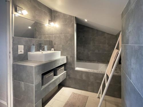 a bathroom with a sink and a bath tub at T2 Toit-Terrasse Canet - Plage à 5 min à pieds in Canet-en-Roussillon
