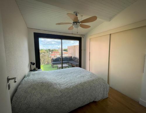 a bedroom with a bed and a ceiling fan at T2 Toit-Terrasse Canet - Plage à 5 min à pieds in Canet-en-Roussillon