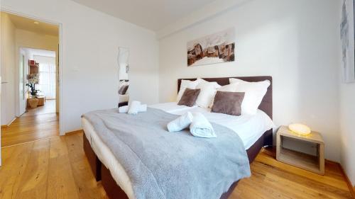 een slaapkamer met een groot wit bed met 2 kussens bij Petite France with 1 free parking in Straatsburg